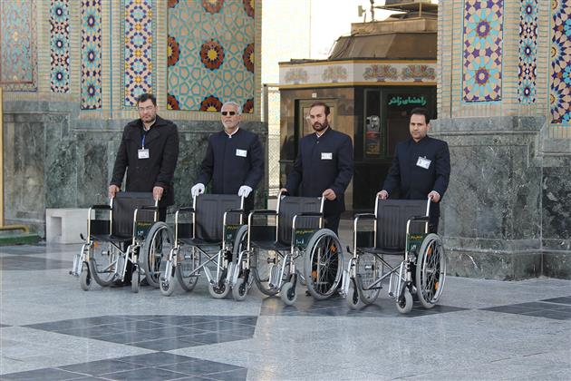 زیارت آسان زائران سالمند و کم‌توان در حرم مطهر رضوی