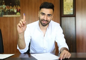 مهاجم تیم فوتبال ذوب‌آهن قرارداد خود را با این تیم تمدید کرد