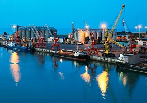 تخلیه ۲.۴ میلیون تن کالا&zwnj;های اساسی از بندر امام خمینی (ره)