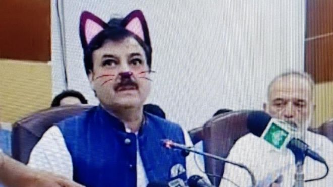 اتفاقی جالب حین سخنرانی مقام دولتی در پخش زنده کنفرانس +تصاویر