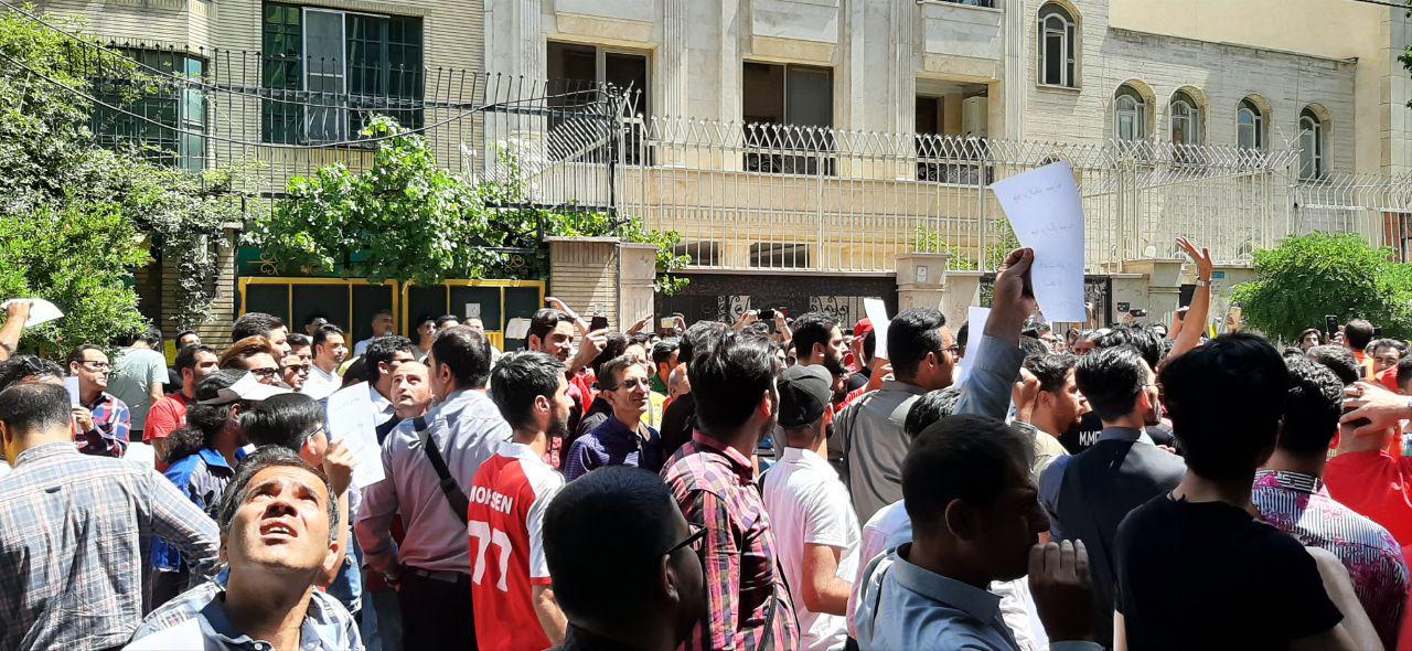 هواداران پرسپولیس خواستار برکناری خلیلی و استعفاء عرب شدند/ مدیر پرسپولیسی کتک خورد