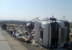 خستگی و خواب آلودگی علت واژگونی تریلی در جاده سبزوار - میامی