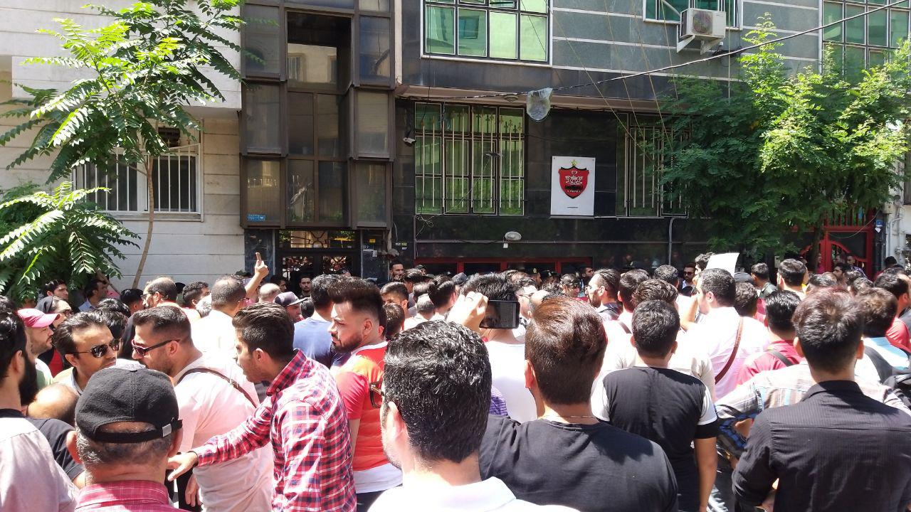 واکنش پلیس به تجمع هواداران در مقابل باشگاه پرسپولیس