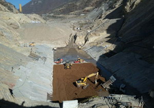 ادامه خاکریزی در سد هراز