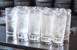 خطرات نوشیدن آب یخ از گلو درد تا بیماری آشالازی ////// گلی