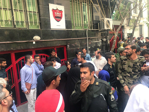 باقری و حسینی تشویق شدند/ مدیرعامل پاسخ هواداران پرسپولیس را داد