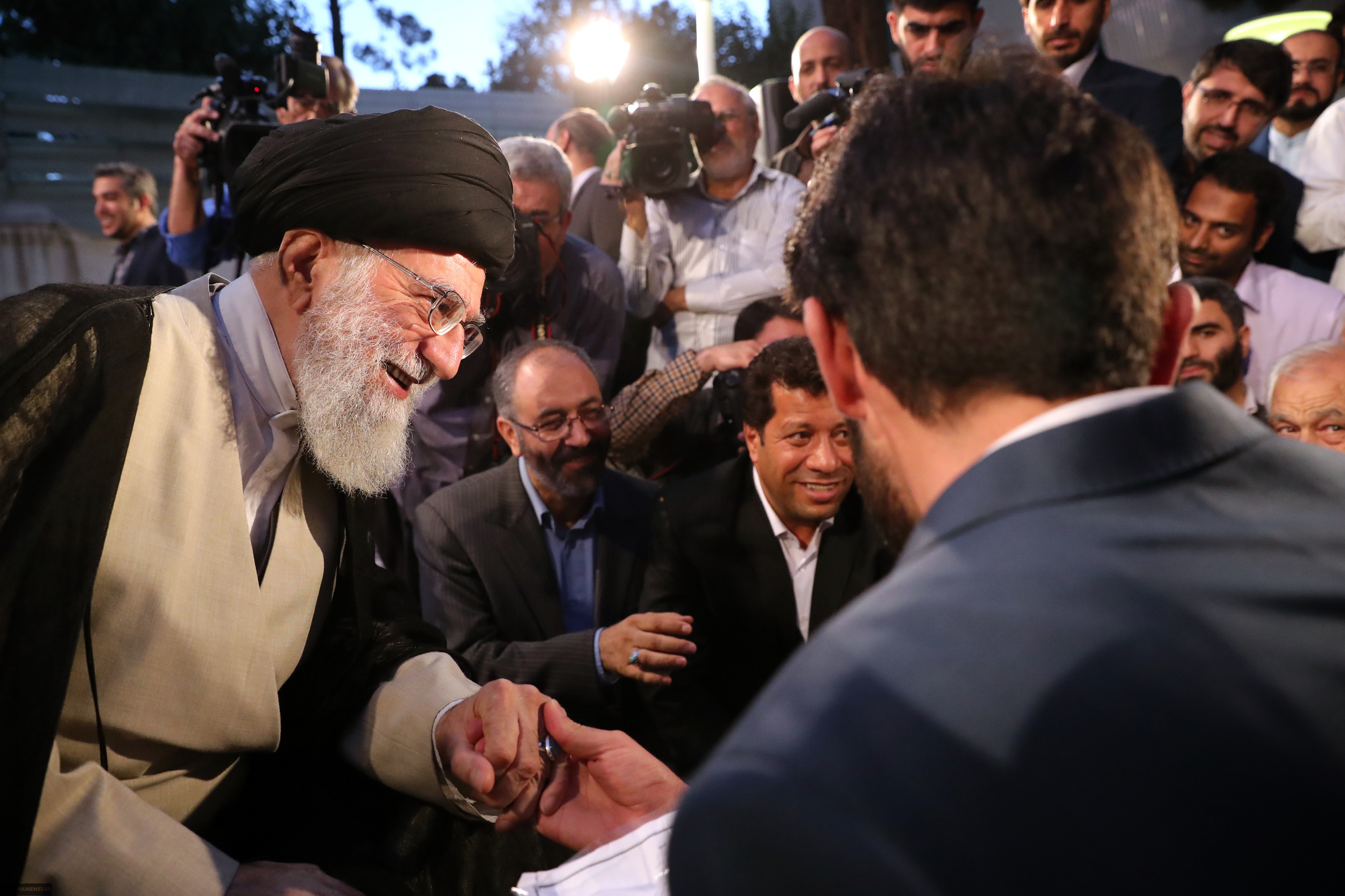 ماجرای شعرخوانی خارج از برنامه جوان روستایی در دیدار شاعران با رهبر انقلاب
