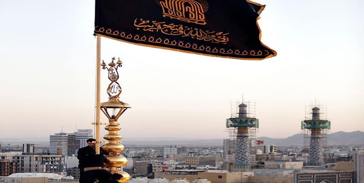 برافراشته شدن پرچم سیاه عزا بر فراز گنبد مطهر رضوی