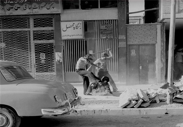 برخورد پلیس ضدآشوب با مردم در دوران قبل و پس از انقلاب +فیلم