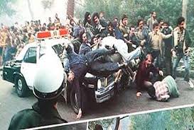 دو تصویر از دو برهه&zwnj;ی تاریخ ایران ؛مقایسه&zwnj;ی برخورد پلیس با مردم در دوران پهلوی و پس از انقلاب +فیلم