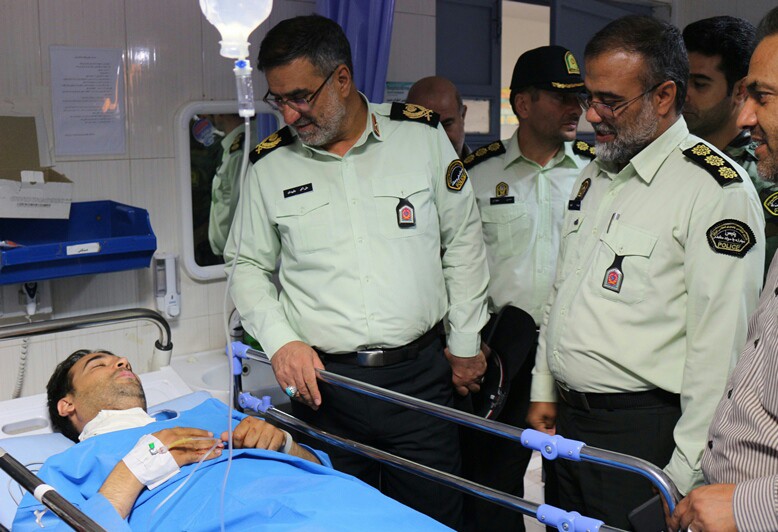عیادت از مامور پلیسی که در درگیری با قاچاقچیان مجروح شد