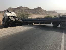 جان باختن راننده در حادثه واژگونی تریلر