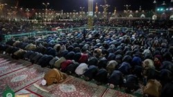 اقامه باشکوه نماز جماعت شب نوزدهم رمضان در حرم مطهر رضوی