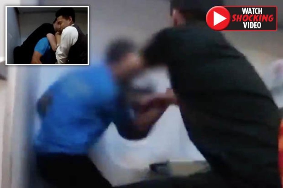 اقدام وحشتناک مسافر در داخل هواپیما! + فیلم///
