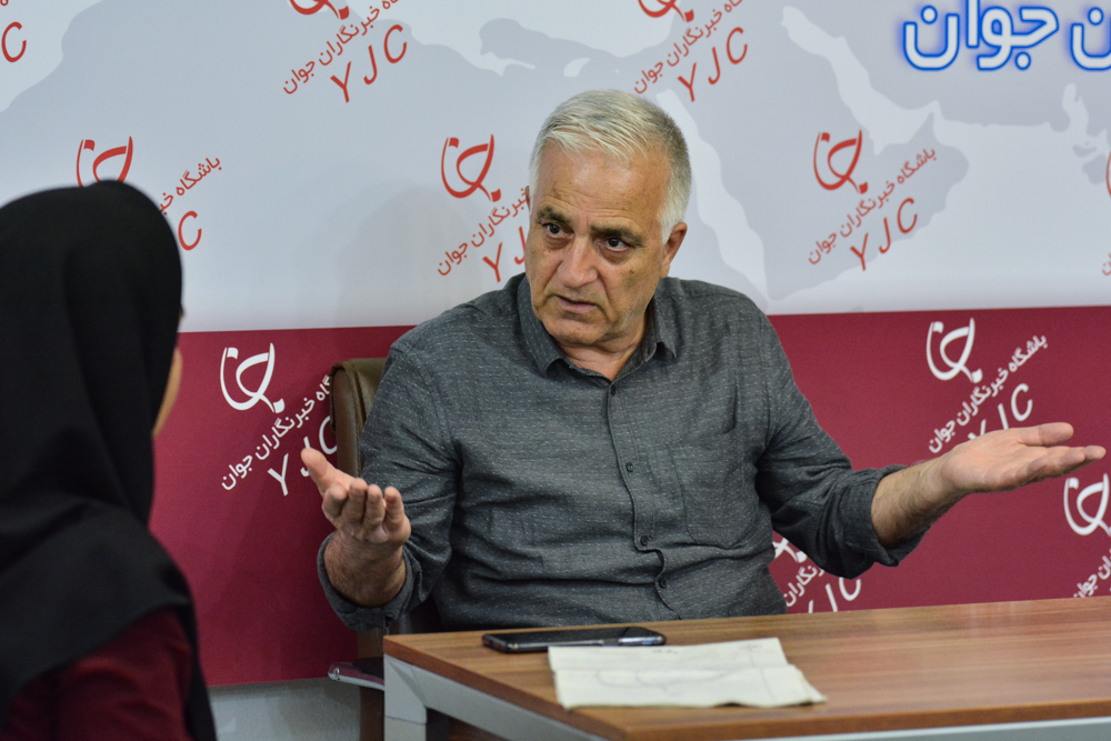 عکسی که به بدنه جامعه سیلی نزند، عکس نیست/ کمترین دروغ را در عکس&zwnj;های جنگ می&zwnj;توان دید/ یک بازیگر سینما قهرمان می&zwnj;شود، اما جایگاه عکاس جنگ کجاست؟