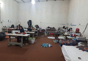 تحقق رونق تولید در کارگاه تولیدی لباس بچه در رودان