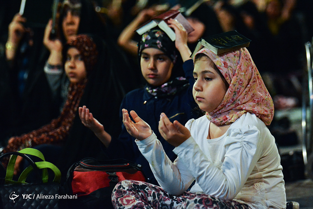 در شب قدر باید با اعمالمان، خود را در تقدیر مقدّرات دخیل بدانیم