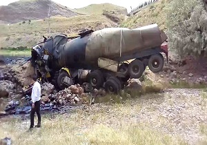 سقوط یک دستگاه خودروی تریلر حمل قیر درجلفا