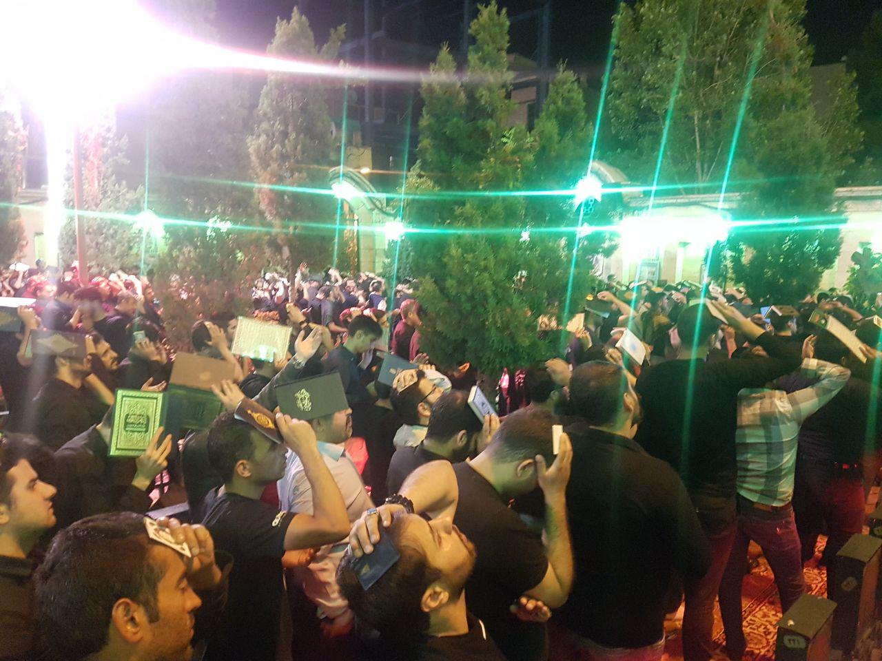 عاشقانی که در نقاط مختلف تهران قرآن به سر گذاشتند/ پایان بی‌قراری‌ها در پرفضیلت ترین شب سال+ تصاویر
