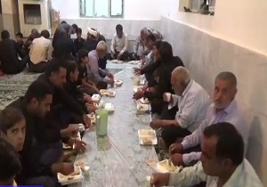 برپایی سفره افطار در روستای «دولت‌آباد» + فیلم