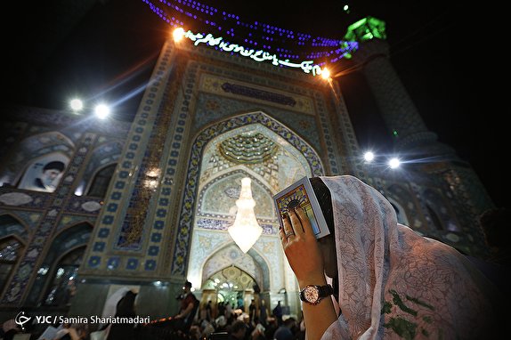 عاشقانی که در نقاط مختلف تهران قرآن به سر گذاشتند/ پایان بی&zwnj;قراری&zwnj;ها در پرفضیلت ترین شب سال+ تصاویر