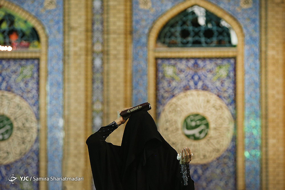 عاشقانی که در نقاط مختلف تهران قرآن به سر گذاشتند/ پایان بی&zwnj;قراری&zwnj;ها در پرفضیلت ترین شب سال+ تصاویر