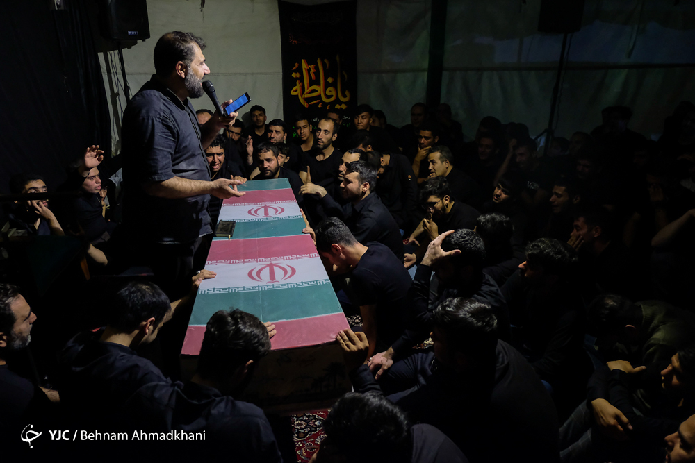 عاشقانی که در نقاط مختلف تهران قرآن به سر گذاشتند/ پایان بی&zwnj;قراری&zwnj;ها در پرفضیلت ترین شب سال+ تصاویر