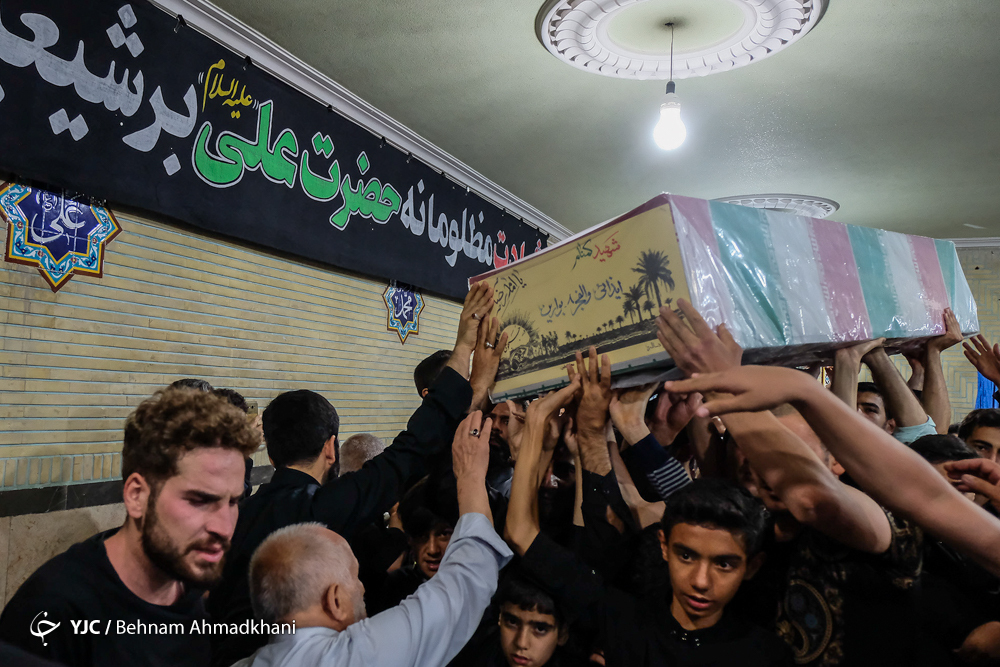 عاشقانی که در نقاط مختلف تهران قرآن به سر گذاشتند/ پایان بی&zwnj;قراری&zwnj;ها در پرفضیلت ترین شب سال+ تصاویر