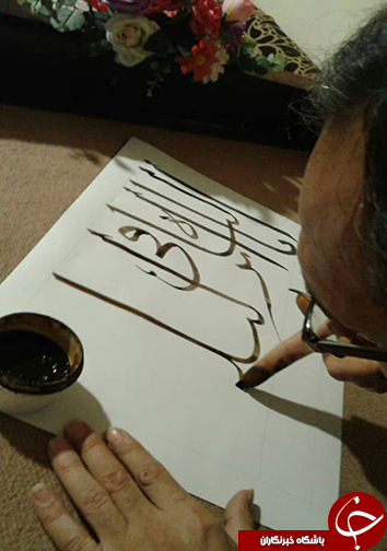 کتابت پانصد و هشتادمین اثر کاتب آبادهای با ناخن در ماه رمضان/خوشنویس آباده ای: برای کتابت کل منشور سازمان ملل آمادگی دارم کتابت پانصد و هشتادمین اثر کاتب آبادهای با ناخن در ماه رمضان/خوشنویس آباده ای: برای کتابت کل منشور سازمان ملل آمادگی دارم