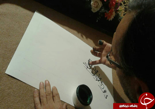 کتابت پانصد و هشتادمین اثر کاتب آبادهای با ناخن در ماه رمضان/خوشنویس آباده ای: برای کتابت کل منشور سازمان ملل آمادگی دارم کتابت پانصد و هشتادمین اثر کاتب آبادهای با ناخن در ماه رمضان/خوشنویس آباده ای: برای کتابت کل منشور سازمان ملل آمادگی دارم