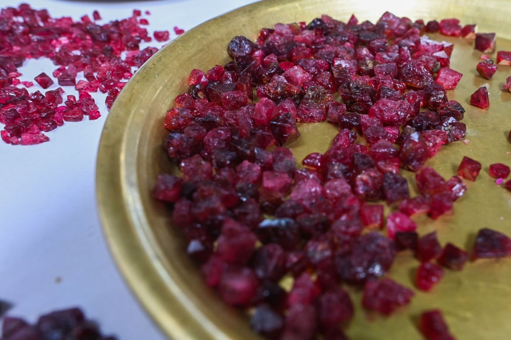 به خطر افتادن زندگی معدنچیان میانماری برای استخراج یاقوت+تصاویر