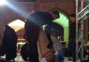 کوچک‌ترین خادم امام رضا (ع) در شب قدر + فیلم