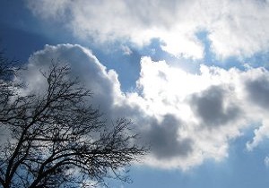 آسمان همدان صاف تا قسمتی ابری است