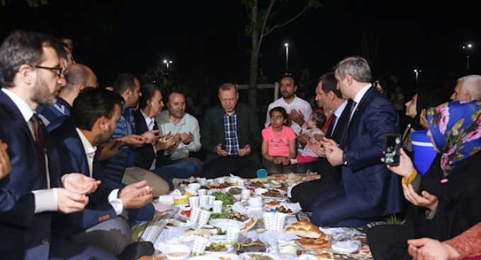 افطار رئیس جمهور ترکیه در کنار شهروندان+ تصاویر