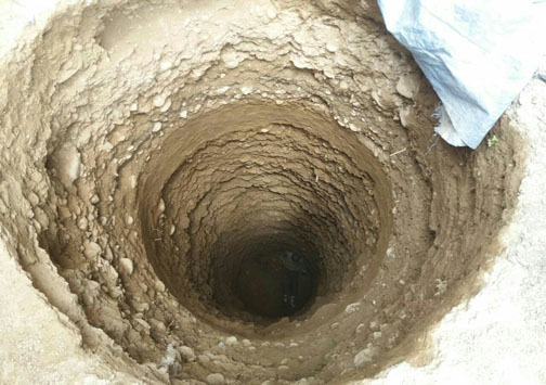 نجات کارگر ۶۰ ساله از عمق چاه + تصاویر