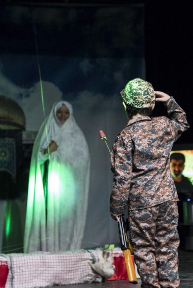 تمجید پدر شهید احمدی روشن از نمایش «غربت ماه»