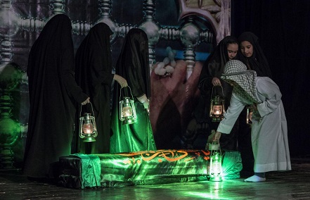 حضور پدر شهید احمدی روشن در نمایش &laquo; غربت ماه&raquo;