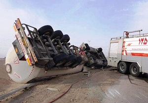 یک تانکر حمل سوخت در جاده اهواز واژگون شد