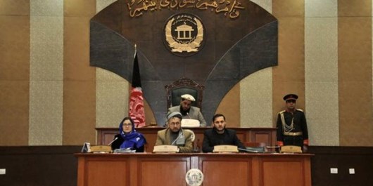 آمریکا باید به دلیل اهانت به پرچم افغانستان از مردم ما عذرخواهی کند