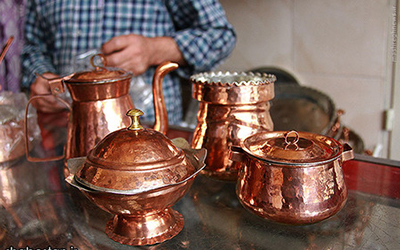 نقش مهم صنایع دستی در توسعه اقتصادی و اشتغالزایی کشورها /  ۶ هزار نفر در حوزه صنایع دستی استان زنجان فعالیت می&zwnj;کنندصنایع دستی ایرانی از مهمترین تولیدات کشور هستند که به عنوان کالا یا خدمات ایرانی باید در کنار سایر کالا&zwnj;های ایرانی مورد حمایت و توجه قرار گیرند.کالای ایرانی فقط محصولات صنعتی و کارخانجات کشور نیست و دست ساخته&zwnj;های هنرمندان نیز به عنوان کالای ایرانی که فرهنگ و تمدن ایران&zwnj;زمین را به نمایش می&zwnj;گذارند در سالی که به نام رونق تولید مزین است باید مورد توجه متولیان امر قرار گیرد.یکی از بهترین راه&zwnj;های رسیدن به توسعه اقتصادی در کشور، بهره&zwnj;گیری از ظرفیت&zwnj;های صنایع&zwnj;دستی است. از طرف دیگر توسعه اقتصادی یکی از راه&zwnj;های دستیابی به سایر ابعاد توسعه&zwnj;ای نظیر اجتماعی، فرهنگی، سیاسی و ... محسوب می&zwnj;شود. از همین رو می&zwnj;توان گفت صنایع&zwnj; دستی به واسطه تاریخچه قدیمی و پرباری که در کشورمان دارد، می&zwnj;تواند زمینه ایجاد توسعه متوازن و پایدار را فراهم آورد. صنایع&zwnj; دستی و اشتغالزاییایران جمعیت جوانی  دارد همین امر ایجاد اشتغال  رابه یکی از مهمترین دغدغه&zwnj;های اجتماعی و اقتصادی بدل  کرده از این رو  صنایع دستی، می تواند مرهمی بر این معضل شود. صنایع دستی در ایران دارای سابقه&zwnj;ای قدیمی و البته ارزشمند است که به دلیل قابل تامین بودن مواد اولیه در داخل کشور، سرمایه بسیاری نیاز نداشته و می&zwnj;تواند با ارزش&zwnj;افزوده بالا، به کمک اقتصاد بیاید. از طرف دیگر با توجه به این امر که صنایع &zwnj;دستی از بن فرهنگ ایرانی بوده، به راحتی می&zwnj;توان مردم را به سمت این حوزه راهنمایی و با توجه به ساده&zwnj;بودن آموزش&zwnj;ها می&zwnj;توان راهی موثر در اشتغالزایی ایجاد کرد.صنایع&zwnj;دستی با توجه به نیاز اندکی که به سرمایه اولیه دارد، می&zwnj;تواند در مسیر ایجاد شغل گام&zwnj;های موثر بردارد و بسیاری از معضلات بیکاری در روستاها و شهرهای کوچک را از بین ببرد.صنایع&zwnj; دستی بر مشارکت اقتصادی زنانآمارها نشان می&zwnj;دهد که زنان، نیرویی مولد و فعال در توسعه هستند و نقشی انکارناپذیر در ایجاد ثروت در جامعه دارند حضور زنان در تولیدات صنایع &zwnj;دستی منجر به افزایش درآمد خانوار و به تبع آن افزایش رفاه اقتصادی می&zwnj;شود. ز سال ۸۹ کار چرم را آغاز کردم و به مدت ۲ سال است که را راه اندازی کردم و موفق شدم لیلا صفری بانوی جوان کارآفرین استعداد را با هنر در آمیخته و با تولید کارگاه چرم دوزی برای خود و چند نفر دیگر اشتغالزایی کرده است.این بانوی هنرمند زنجانی ادامه می دهدچند سالی بود که دنبال شغلی برای خود بودم که  تا اینکه سال 90 با این هنر آشنا شدم و تصمیم  به یادگیری  آن کردم حالاپس از چند سال  نه تنها خود صاحب کار شدم بلکه با راه اندازی کارگاه چرم دوزی  و فروش مستقیم محصولات تولید شده دست هنر جویان  برای 20 نفر ایجاد شغل کنم .وی تصریح کرد: در حال حاضر انواع محصولات چرمی دست دوز شامل کیف، کمربند و کفش با کیفیت بالا در این کارگاه تولید می&zwnj;شود.صفری به استقبال بانوان از این رشته هنری اشاره می کند و می گوید :چون اینکار در محیط خانواده نیز قابل انجام است و مادر خانه می تواند در کنار رسیدگی به امور منزل و فرزندانش در آمدزایی نیز داشته باشداز اینرو مورد توجه بسیاری از بانوان جوان قرار گرفته است.خانم کسی است که در یکی از کارگاه های تولید ملیله در زنجان  فعالیت می کند او که خود الان یکی از هنرمندان زبر دست این حوزه است در گفت و گو با خبرنگار گروه استان های باشگاه خبرنگاران جوان از زنجان ،می گوید وقتی با هنر ملیله آشنا شیفته این هنر گشتم و تصمیم گرفتم این هنر را به عنوان یک حرفه دنبال کنم  وی می افزاید :الان از آنروز 7 سال می گذرد و من توانستم صاحبی شغلی شوم و علاوه بر اینکه چرخ زندگیم را از این راه می گذرانم بلکه با علاقه فراوانی که به این حرفه دارم از انجام آن لذت می برم.صنایع دستی اصیل زنجان صنایع دستی زنجان مانند بسیاری دیگر از شهرهای ایران صنایعی کاربردی است. از معروف ترین صنایع دستی زنجان چاقوی آن است که در هر خانه ای شاید شاهد آن باشیم. ملیله و چاروق نیز از دیگر صنایعی هستند که مرکز ساخت شان در این شهر می باشد.ملیله کاریاز مهمترین صنایع دستی زنجان میتوان ملیله کاری را نام برد. زنجان و اصفهان از مراکز تولید این صنایع دستی شکیل و گرانبهای ایرانی هستند.برخی به اشتباه این هنر را اصفهانی میدانند در حالی که این هنر در زمان حکومت پهلوی ها به اصفهان رفت. زنجان مرکز اصلی تولید هنر ملیله است. طبق مشاهدات تاریخچه ی این هنر به حدود ۲ تا ۳ هزار سال پیش باز می گردد اما با توجه به این که این هنر با استفاده از فلزاتی گرانبها چون طلا و نقره تولید می شود آثار زیادی از گذشته به جا نمانده است زیرا این زیور آلات و ظروفی که نتیجه ی این هنر بودن در جنگ ها به غارت برده می شدند.ملیله سازی به کمک مفتول های بسیار باریک طلا یا نقره انجام می شود. و هنرمند وقت زیادی را صرف تهیه و تولید ظروف و زیورالات ملیله کاری می کند. چاقو سازی چاقو اصلی ترین صنایع دستی زنجاننام زنجان که به میان می آید چاقوی زنجان در ذهن نقش می بندد. چاقوی زنجان پیشینه ای چند هزار ساله دارد که گواه این ادعا سلاح های جنگی ای است که در معدن نمکی زنجان یافت شد. در برخی منابع زنجان را پایتخت ساخت سلاح در زمان هخامنشیان می دانند. از شاخصه های اصلی چاقوی زنجان تیغه ی یک دست و دسته ی آن است. چاقوهایی که امروزه در کارخانه ها تولید می شوند تیغه های یک دستی ندارند و جنس دسته ی آن ها پلاستیک است.دسته&zwnj;سازی چاقو یک هنر تخصصی محسوب می&zwnj;شود. دسته&zwnj;ها در چاقوهای آشپزخانه ساخت زنجان به صورت سه&zwnj;تکه ساخته می&zwnj;شوند و ساخت آنها مراحل متعددی دارد.مسگریصنعت استفاده از مس در زنجان به بیش از هزار سال برمی گردد؛ که همزمان است با سلطنت سلجوقیان در ایران. صنعتگران زنجانی در این دوره آفتابه لگن های مسی برای این قوم می ساختند. متاسفانه تعداد زیادی از این آثار به جای نمانده است زیرا این ظروف را بعاد از مدتی مستعمل شدن به کوره ی ذوب فلز می سپردند تا دوباره بتوانند آن را احیا کنند. اوج این هنر هم مربوط به همان دوره ی سلجوقیان بر می گردد. انواع گوناگونی از ظروف مسی در زنجان تولید می شوند. مانند دیگ&zwnj;های بزرگ و کوچک، تیانچه، دیزی مسی، آبکش مسی، قابلمه و تابه مسی&hellip;مس زنجان با شهرت جهانی می تواند بخشی هرچند کوچک از تنگناهای اقتصادی کشور را بگشاید. این صنعت در سالهای اخیر در استان زنجان بعد از پشت سر گذاشتن دوران افول گذشته، دوباره رونق گرفته و صنعت گران این عرصه به سر کار خود بازگشته اند.چاروقچاروق از پای افزار های باستانی ایرانی است که مرکز ساخت و استفاده ی آن شهر قوچان و زنجان بوده است. چاروق کفشی چرمی است که بند های آن به ساق پا بسته می شود. البته نوع قدیمی چاروق این گونه است و و در صد سال اخیر با ابداعات استاد کار چاروق ساز زنجانی آقای اصغر خطیبی چاروق با هفت مدل جدید تولید شد که در حال حاضر تنها دو تا سه مورد آن تهیه و تولید می شود. چاروق ها چرمی هستند و در اکثر مواقع رویه ی آن ها مزین به نخ های ابریشم و گلابتون است.  صنایع دستی فاخرترین و اصیل ترین محصولاتی هستند صنایع دستى نوعى فعالیت اقتصادى است که بیانگر صنعت و هنر نیاکان ما است در گذشته نیاکان ما ابزارهای مورد نیاز خود را به عنوان صنایع دستی تولید می کردند که امروزه با اضافه شدن برخی از تزئینات به کالاهای لوکس و تمایشگاهی تبدیل شده انداغلب  محصولات صنایع دستی کالاهای کاربردی هستند و در زندگی روزه مره استفاده می شود و این  محصولات نسبت به سایر صنایع دستی  لوکس ونمایشگاهی ماندگارتر هستند.خدایی با بیان اینکه  در استان زنجان 6 هزار نفر در حوزه صنایع دستی فعالیت می کنند ادامه داد: استان زنجان خاستگاه اصلی صنایع دستی همانند مس، چاقو، چارق، حکاکی بر روی فلزات  و ملیله است.وی افزود: صنعت مسگری بیشترین تعداد شاغلین را در استان داراست که در حدود 2 هزار نفر در این رشته فعالیت می کنند .معاون صنایع دستی استان گفت: چاقو بعد از مس بیشترین تعداد شاغلین در حوزه صنایع دستی را به خود اختصاص داده است که حدود 1500 نفر در این رشته فعالیت می کندد.معاون صنایع دستی استان گفت:ملیله زنجان  از فاخر&zwnj;ترین صنایع دستی استان است که با نقره تهیه می&zwnj;شود و ویژگی&zwnj;های خاصی آن را با ملیله&zwnj;های دیگر استان&zwnj;ها متفاوت کرده است که از جمله این ویژگی&zwnj;ها عیار و خالص بودن آن و همچنین نقوش و ریز نقش&zwnj;هایی که در ملیله زنجان استفاده می&zwnj;شود.خدایی ادامه داد: در حال حاضر نزدیک به ۱۲۰ کارگاه به صورت تک نفره یا انفرادی فعال اند و بیش از ۲۰۰ نفر در این حوزه به صورت تمام وقت و پاره وقت مشغول هستند.وی چارق و حکاکی بر روی فلزات را از دیگر صنایع دستی شاخص استان عنوان کرد که هنرمندان  به نامی در این رشته ها در استان فعالیت می کنند.این مقام مسئول گفت:علاوه بر این 5 صنایع دستی شاخص استا ندر رشته های  قالی بافی ،دباغی ،کار با چوب ،سفالگری هم هنرمندان به نام در استان مشغول فعالیت هستند. رحمتی مدیر کل اداره میراث فرهنگی استان زنجان در گفتگو با خبرنگار گروه استان&zwnj;های باشگاه خبرنگاران جوان از زنجان؛ گفت: صنایع دستی  به عنوان یکی از ارزشمندترین محصولات دست ساز بشری است که علاوه بر کارکرد هتری و تاریخی که دارد پاسبان و نگهبان ارزش های فرهنگی و تاریخی هر کشور است صنایع دستی در حوزه اشتغالزایی و تولید ثروت در هر منطقه ای نقش بسزایی دارد.وی با بیان اینکه اشتغال در حوزه صنایع دستی از هزینه کمتری برخوردار است گفت: از طریق رشد نرخ اشتغالزایی در این حوزه  دغدغه دولت ها در زمینه اشتغال کاهش می یابد.رحمتی با بیان اینکه استان زنجان  در سال های اخیر رتبه نخست تولیدات صنایع&zwnj;دستی فلزی در سطح کشور را به خود اختصاص داده است گفت: صنایع دستی همچون  مس ،چاقو و ملیله زنجان  بسیار مورد توجه استان های دیگر است .وی تصریح کرد: صنایع دستی استان به اغلب مناطق کشور ارسال می شود و بازار محصولات فلزی اغلب در دست استان زنجان است.مدیر کل میراث فرهنگی استان زنجان ادامه داد: صنایع دستی همچون چاقو و ملیله به کشورهای شرق آسیا ، عراق ، ترکیه و کشورهای اروپایی صادر می شود ولی به دلیل اینکع صادرات این محصولات اغلب به صورت چمدانی صورت می گیرد رصد دقیق در آمد زایی و سود آوری برای این محصولات مشکل است.رحمتی با اشاره به نقش زنان در حوزه صنایع دستی گفت :نزدیک به 70 درصد شاغلین حوزه صنایع دستی بانوان هستند چون این شغل جزو مشاغلی است که در جوار خانواده می تواند شکل بگیرد به همین علت بانوان از استقبال بیشتری دارند .وی در اين ميان نقش زنان در ماندگاري، توسعه و رونق رشته هاي صنايع دستي را تاثیر گذار برشمرد  و ادامه داد: به دلیل اینکه بسیاری از هنرهای دستی  امکان این را دارند که در محیط خانواده انجام شوند از اینرو زنان ايراني در تولید محصولات صنايع دستي همچون بافته های سنتی، تولید ملیله، نگارگری در کشور مشارکت چشمگيري دارند .مدیر کل میراث فرهنگی استان زنجان ادامه حضور موثر زنان در رونق تولید صنایع دستی و تثبیت اشتغال آنان در این حوزه را در گرو حمایت ها ویژه و برنامه ریزها عنوان کرد.