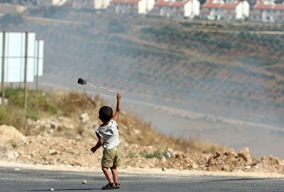 دلایل مضحک بازداشت فلسطینیان به دست نظامیان رژیم صهیونیستی/ متهم شدن مردم فلسطین به اعمال تروریستی به دلیل پرتاب سنگ! + فیلم