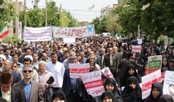 اعلام مسیرهای راهپیمایی روز جهانی قدس در استان زنجانمسیرهای راهپیمایی روز جهانی قدس اعلام شد. به گزارش خبرگزاری صدا وسیما مرکززنجان ؛ شورای هماهنگی تبلیغات اسلامی  استان شهرستان زنجان با دعوت از مردم شریف استان برای حضور در راهپیمایی روز قدس مسیرهای این حضور را اعلام کرد : *زنجان: ساعت 11 میدان قائم تا مصلی خاتم الانبیانیک پی: ساعت 10 از مقابل مسجد حضرت ابوالفضل (ع) تا آموزش وپرورشارمغانخانه: ساعت10 مسجد امیرالمومنین تامیدان فجراعلام مسیرهای راهپیمایی روز جهانی قدس در استان زنجان شهرستان ابهر*ابهر:ساعت 30/11 از چهار راه امام حسین (ع) تا مصلی نماز جمعههیدج:ساعت 11 ازمقابل شهرداری تا مسجد صاحب الزمانصایین قلعه:ساعت 11 ازمسجد صاحب الزمان تا گلزار شهدای گمنام اعلام مسیرهای راهپیمایی روز جهانی قدس در استان زنجان شهرستان خدابنده*قیدار:ساعت 11 ازمیدان شهدا تا مصلیسجاس: ساعت11 ازمیدان از میدان امام حسین(ع)تامعیادگاه جمعهگرماب:ساعت 11 ازمیدان معلم تا مسجد جامعزرین رود:ساعت11 ازمیدان توحید تا مصلینوربهار:ساعت11 از میدان شهدا تامصلی نماز جمعهکرسف:ساعت11 از میدان شهدا تا مزارشهداسهرورد:ساعت11 ازمیدان امام حسین(ع)تامیدان شهدا اعلام مسیرهای راهپیمایی روز جهانی قدس در استان زنجان شهرستان خرمدره*خرمدره:ساعت11 ازمسجد رسول الله تا مصلی نماز جمعه اعلام مسیرهای راهپیمایی روز جهانی قدس در استان زنجانشهرستان سلطانیه*سلطانیه:ساعت30/11 ازمسجد فاطمه الزهرا (س)تا مصلی نماز جمعهاعلام مسیرهای راهپیمایی روز جهانی قدس در استان زنجان شهرستان ایجرود*زرین آباد:ساعت11 ازمقابل سپاه تا مصلی نماز جمعهحلب:ساعت 11 ازمقابل بخشداری تا مسجد جامع اعلام مسیرهای راهپیمایی روز جهانی قدس در استان زنجانشهرستان طارم *آببر:ساعت11 ازمیدان امام علی (ع)تامصلی نماز جمعهچورزق:ساعت11 از جنب بخشداری تا مسجد جامعگیلوان:ساعت 11 ازمیدان گیلوان تا مسجد جامعدرام:ساعت11 ازمسجد الهادی تا مزار شهدادستجرده :ساعت11 ازمیدان تا مسجد جامع اعلام مسیرهای راهپیمایی روز جهانی قدس در استان زنجان شهرستان ماهنشان*ماهنشان:ساعت12 ازسه راهی ینگجه تا مصلی امام خمینی(ره)دندی:ساعت 12 ازمقابل سپاه تا میعادگاه جمعهپری:ساعت 12 از مزارشهدا  تا مسجد جامعانگوران:ساعت 12 از سالن ورزشی تا مسجد جامعاعلام مسیرهای راهپیمایی روز جهانی قدس در استان زنجان