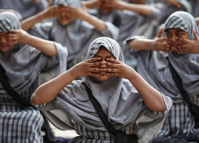 تصاویر هفته: از برگزاری اعتراضات گسترده در هنگ کنگ تا امدادرسانی به بازماندگان زلزله چین