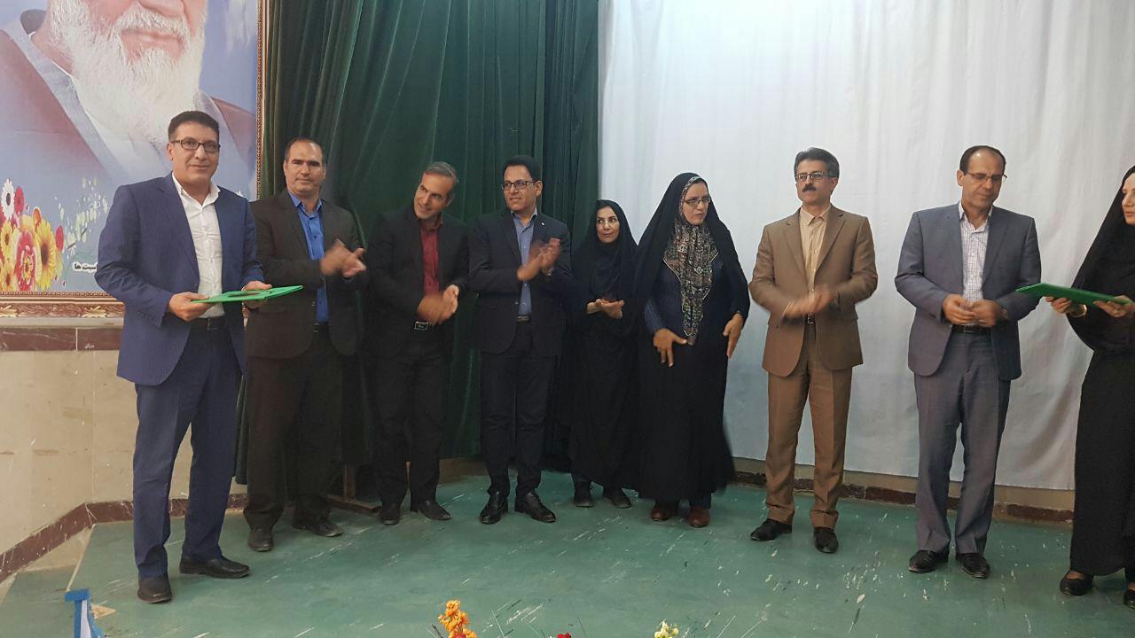 تجلیل از دانش آموزان سفیر سلامت وکارشناسان برتر حوزه بهداشت در ایلام