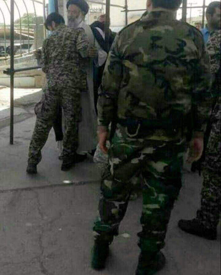 امام جمعه مردمی اهواز در حال بازرسی درب ورودی مصلا +عکس