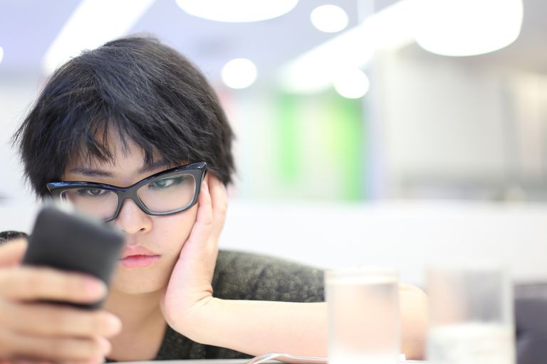 چگونه رسانه های اجتماعی بر سلامت روان نوجوانان تاثیر می گذارد؟