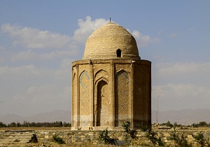 مرمت بنای تاریخی گنبد امامزاده هود در رزن