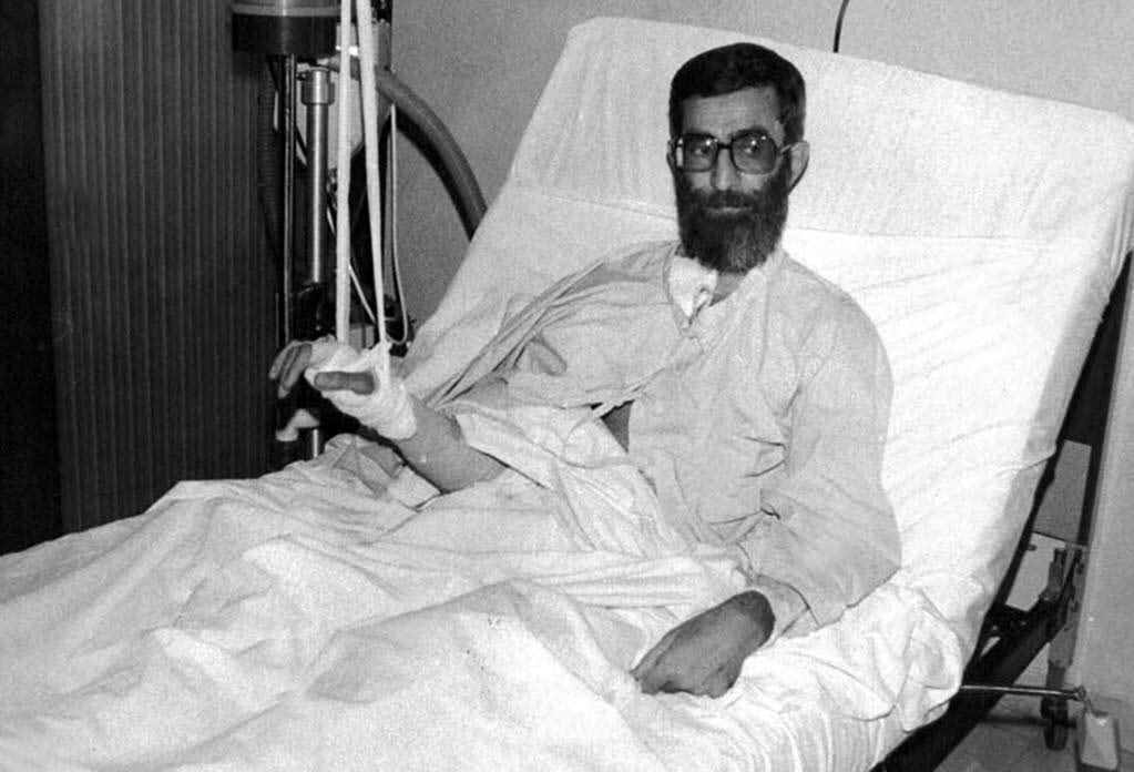 خاطره رهبرانقلاب از کمک دخترشان به بهبودی مجروحیت دست ایشان
