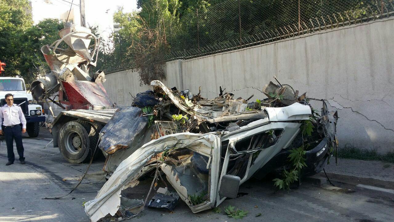 برخورد یک دستگاه بونکر حامل بتن با دیوار یک باغ/ راننده جان خود را از دست داد+عکس