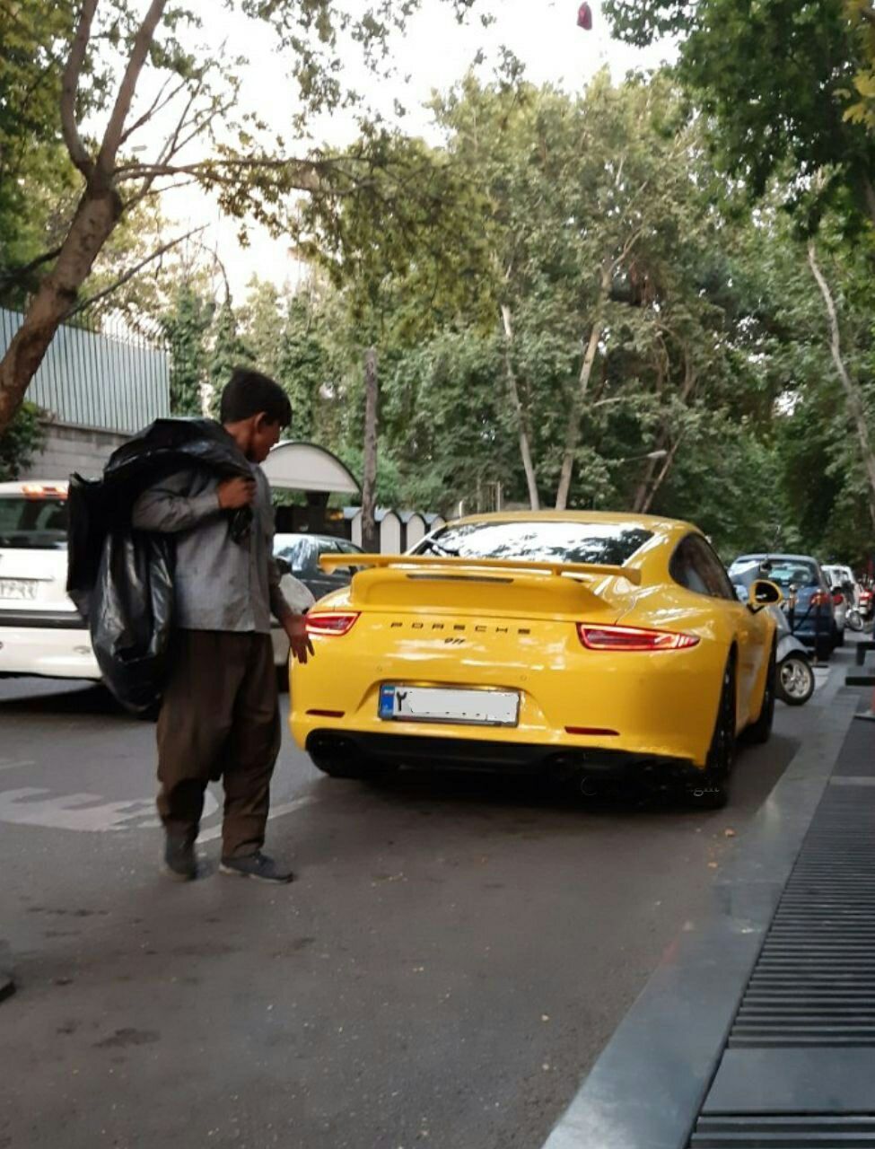 فاصله طبقاتی در خیابان&zwnj;های تهران! + عکس